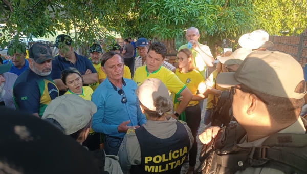 Sósia de Bolsonaro conversa com PMs em manifestação na frente do 4º BIS em Rio Branco 